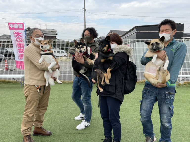 保護犬を抱いた里親さんのご家族