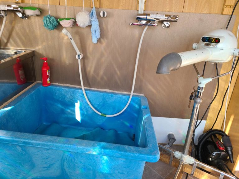 セルフシャンプー室の浴槽とドライヤー