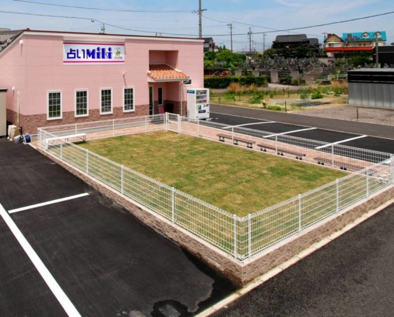 小型犬用ドッグランと建物